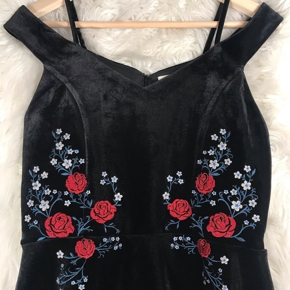 FRANCESCA'S Kyleigh Black Embroidered Velvet Sleeveless Short Dress - Picture 3 of 8